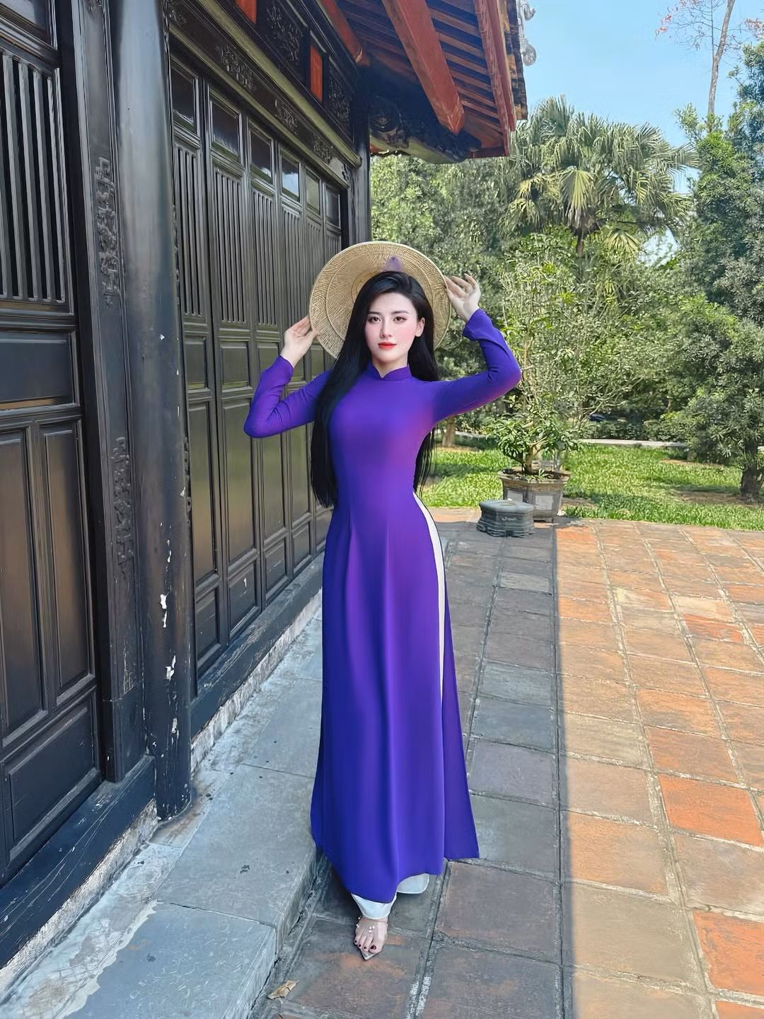 Kiểu tóc dài đen mượt được thả tự nhiên, kết hợp với lối trang điểm nhẹ nhàng, thanh thoát, càng làm tăng thêm vẻ đẹp thuần khiết, trong sáng.