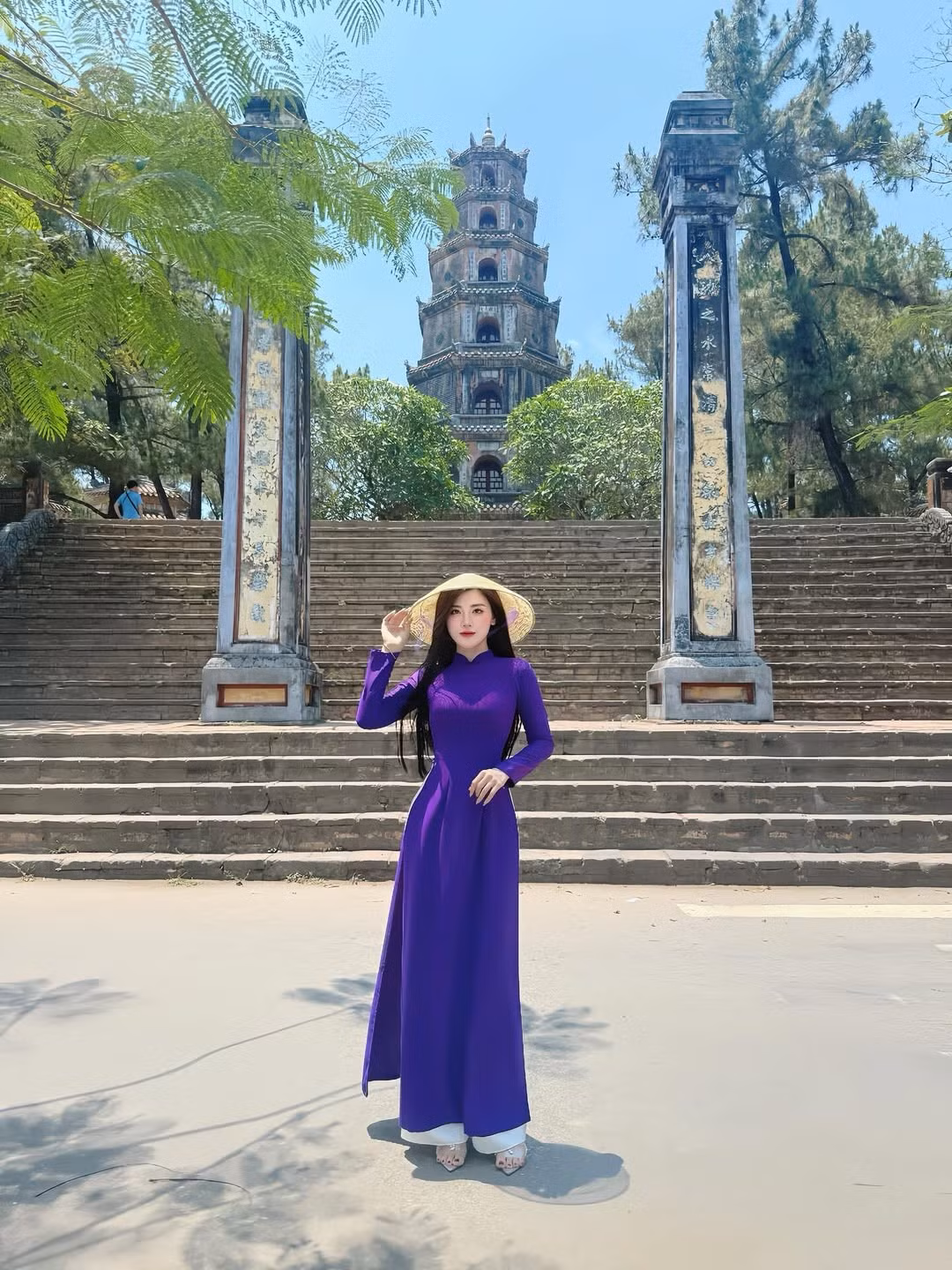 Màu tím nhẹ nhàng, tinh tế không chỉ tôn lên làn da trắng sáng mà còn làm nổi bật vẻ đẹp dịu dàng, đằm thắm của cô.