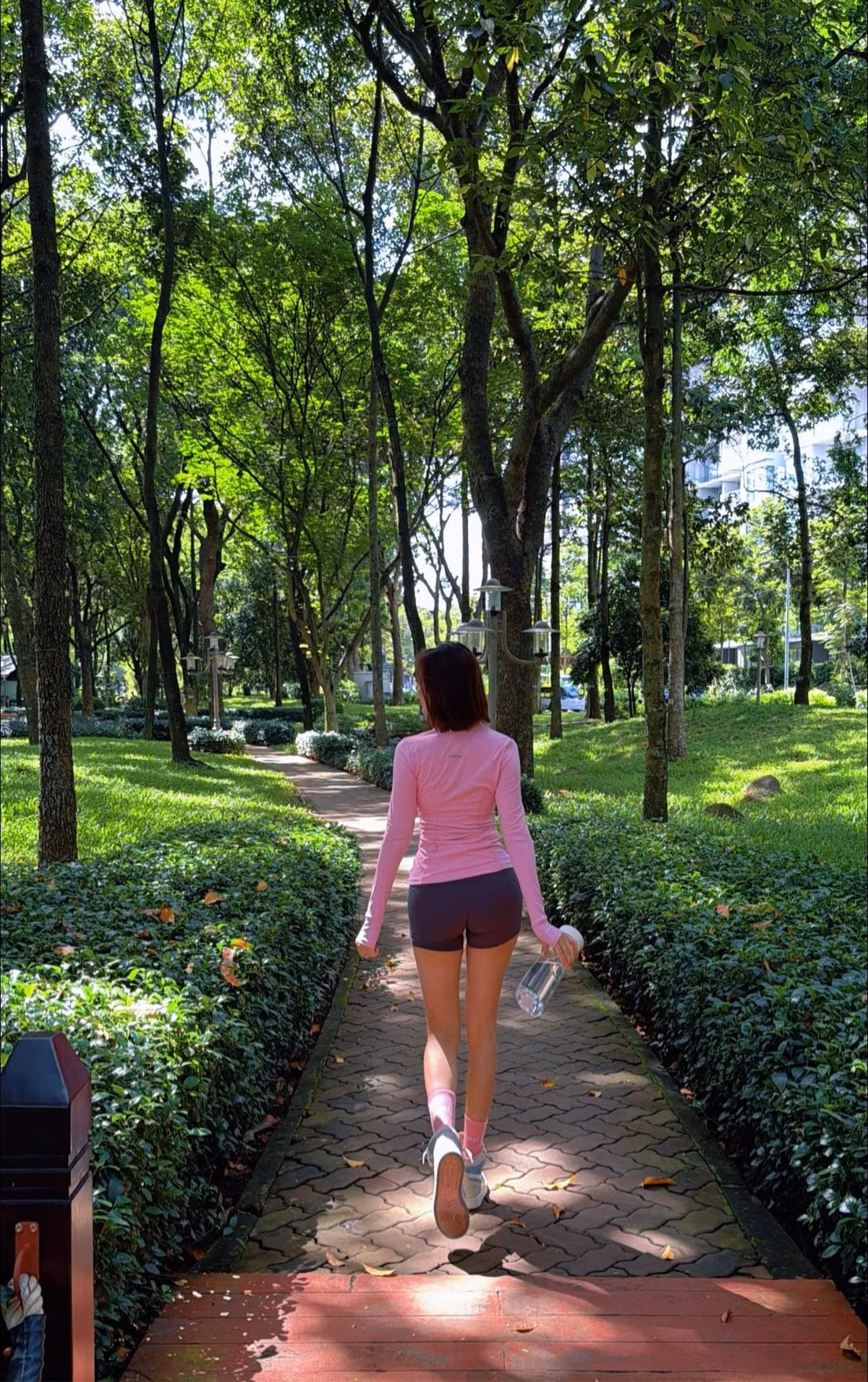 Việt Phương Thoa được biết đến rộng rãi với biệt danh "chủ tịch giả danh" hay "em gái chị Google" nhờ những video hài hước, sáng tạo trên TikTok. (Ảnh: FBNV)