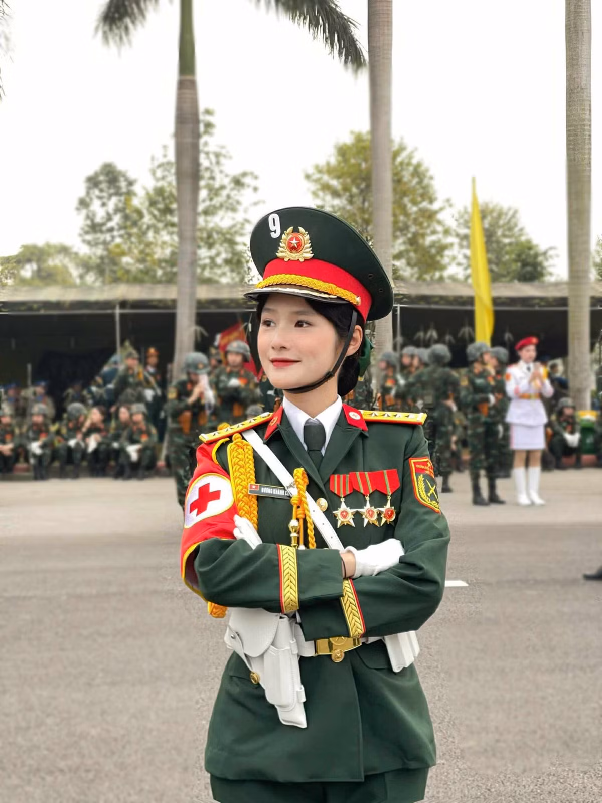 Nữ chiến sĩ đó chính là Dương Khánh Chinh - một trong những gương mặt nổi bật của khối Nữ sỹ quan Quân y. (Ảnh: FBNV)