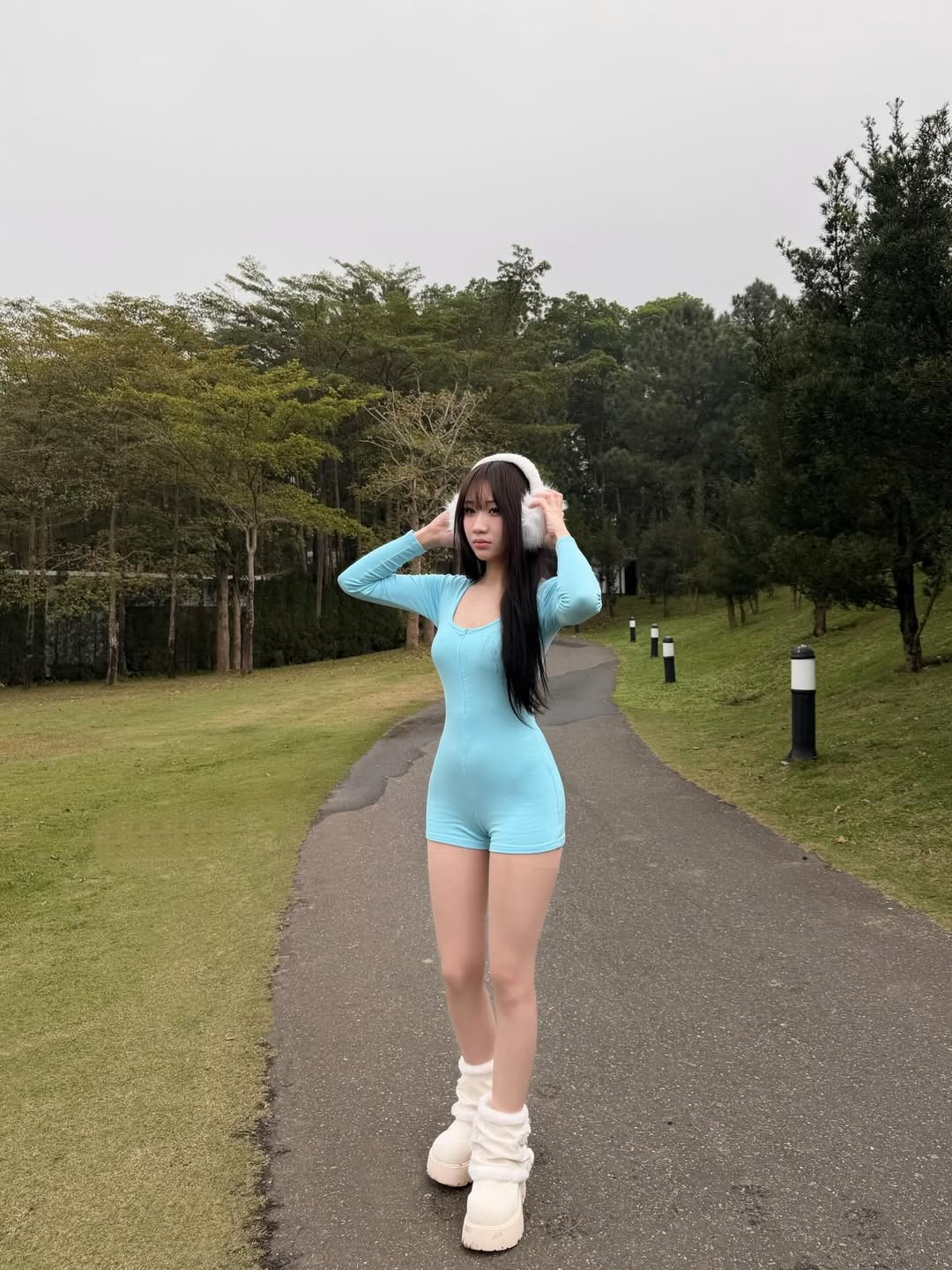 Mới đây, Hoàng Lan Anh - nàng WAGs xinh đẹp của tiền vệ Phạm Minh Phúc - vừa đăng tải bộ ảnh mới toát lên vẻ trẻ trung, năng động. Khác với phong cách điệu đà thường thấy, lần này cô nàng lựa chọn bộ jumpsuit màu xanh thiên thanh cực kỳ tôn dáng. (Ảnh: IGNV)