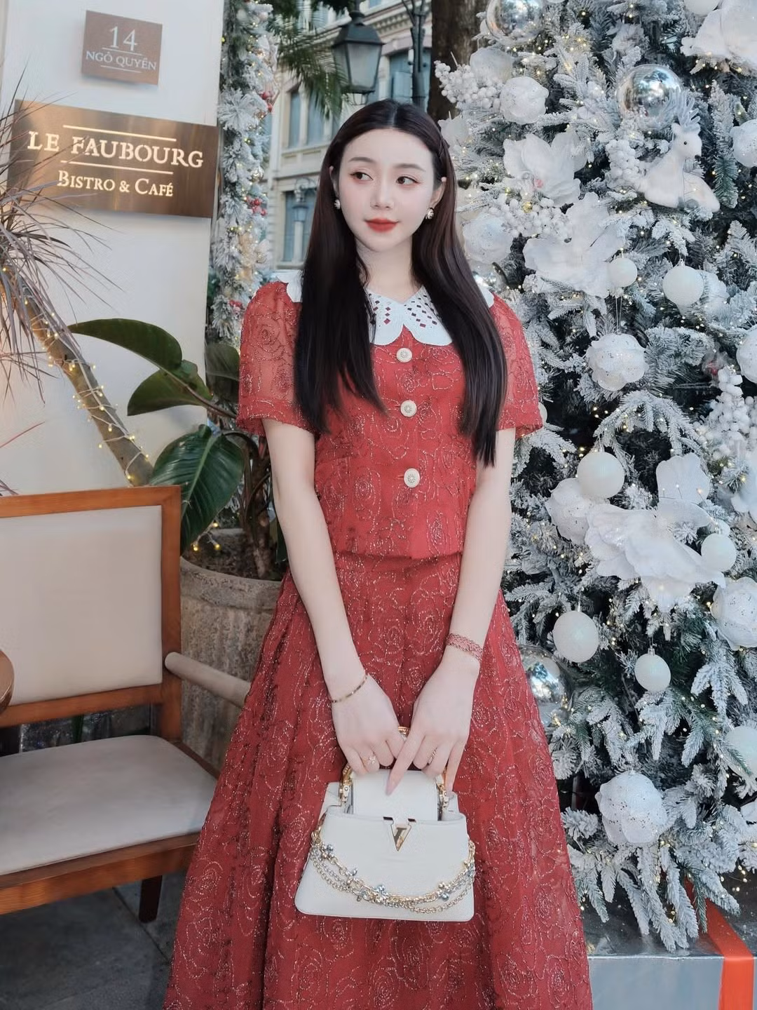 Phong cách thời trang của cô là sự kết hợp hài hòa giữa nét nữ tính, thanh lịch với sự gợi cảm, hiện đại và đôi khi là một chút cá tính, táo bạo. (Ảnh: IGNV)