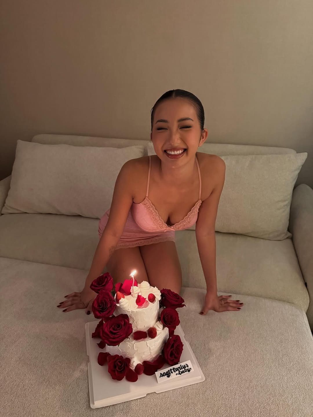 Dù vướng phải nhiều ý kiến trái chiều về phong cách ăn mặc "trưởng thành trước tuổi" khi mới nổi, không thể phủ nhận Huyền 2k4 ở hiện tại đang ở đỉnh cao phong độ, sở hữu nhan sắc ngày càng nhuận sắc và vóc dáng "không chút mỡ thừa" khiến nhiều người mơ ước. (Ảnh: IGNV)