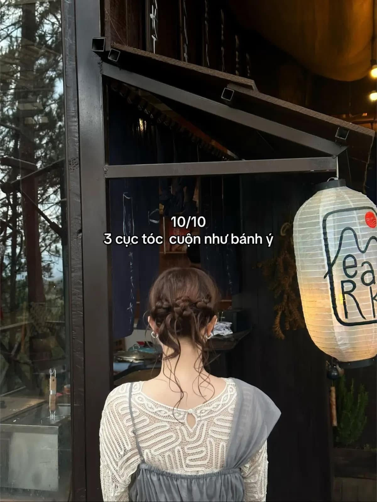 Để hoàn thành một kiểu tóc phức tạp cần ít nhất 15-30 phút. Việc một người đàn ông sẵn sàng dành thời gian này mỗi ngày chính là minh chứng lớn nhất cho tình yêu.