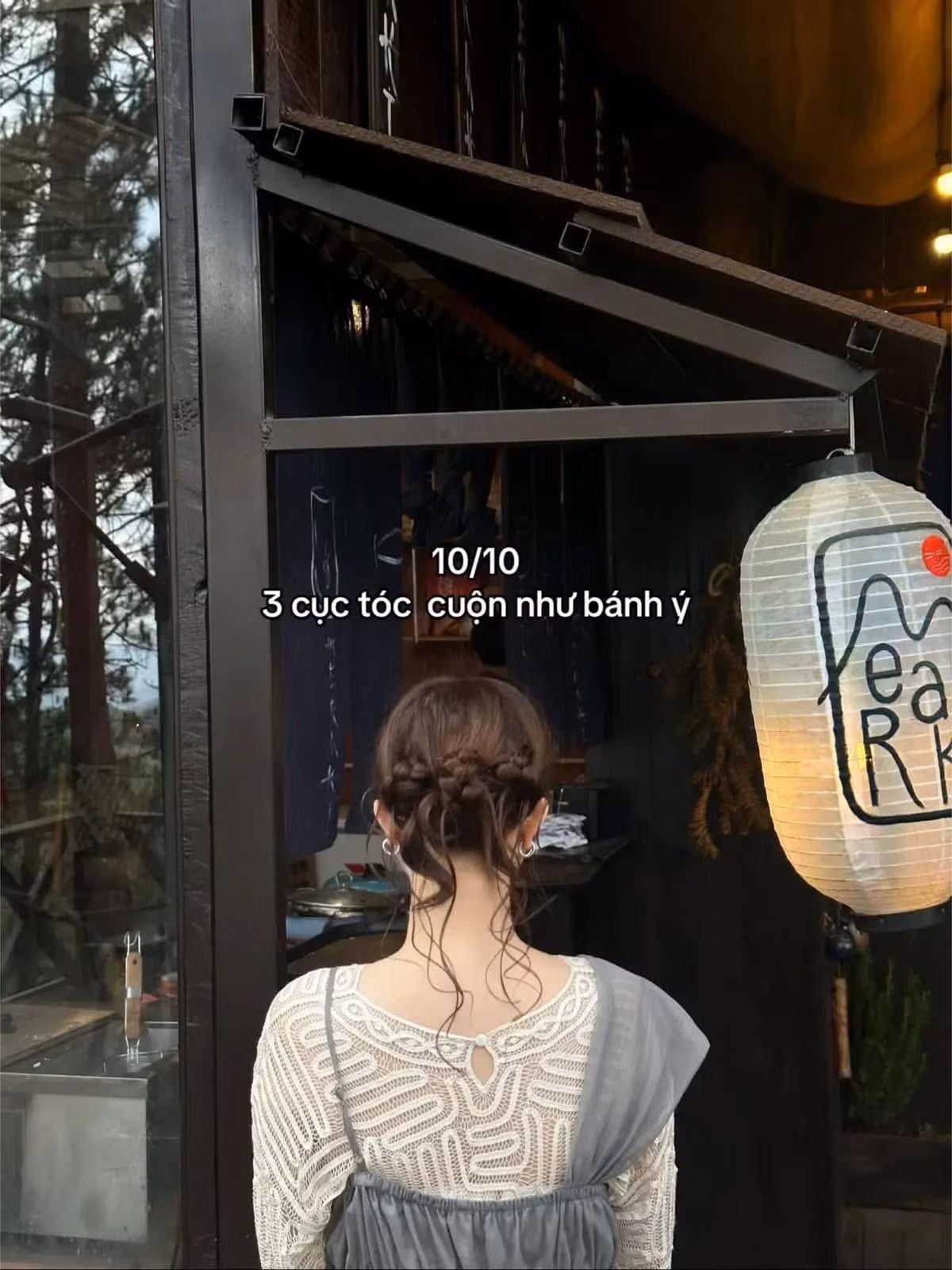 Để hoàn thành một kiểu tóc phức tạp cần ít nhất 15-30 phút. Việc một người đàn ông sẵn sàng dành thời gian này mỗi ngày chính là minh chứng lớn nhất cho tình yêu.