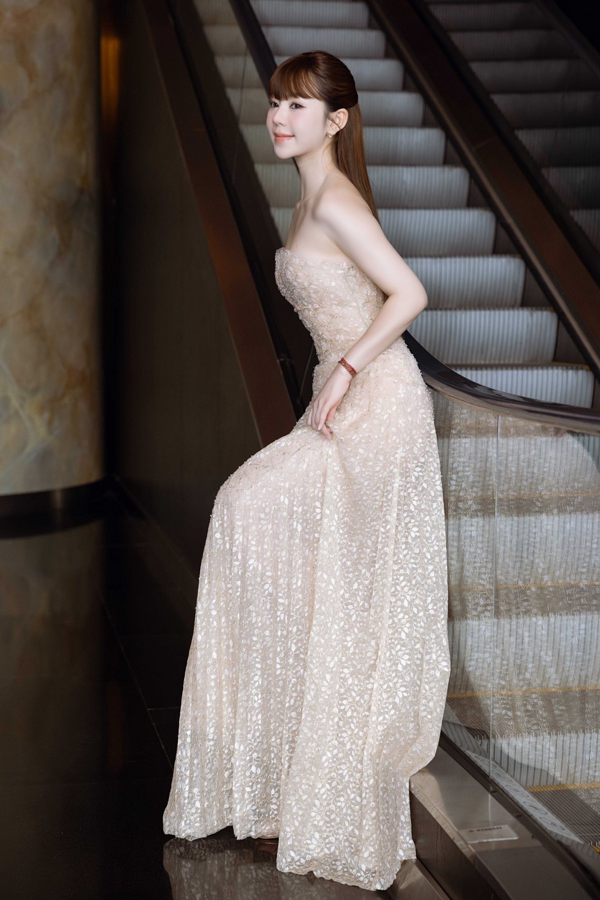 Không chỉ sở hữu gương mặt xinh đẹp, trẻ trung, Quỳnh Kool còn gây ấn tượng với phong thái trưởng thành, sang trọng và đầy cuốn hút.