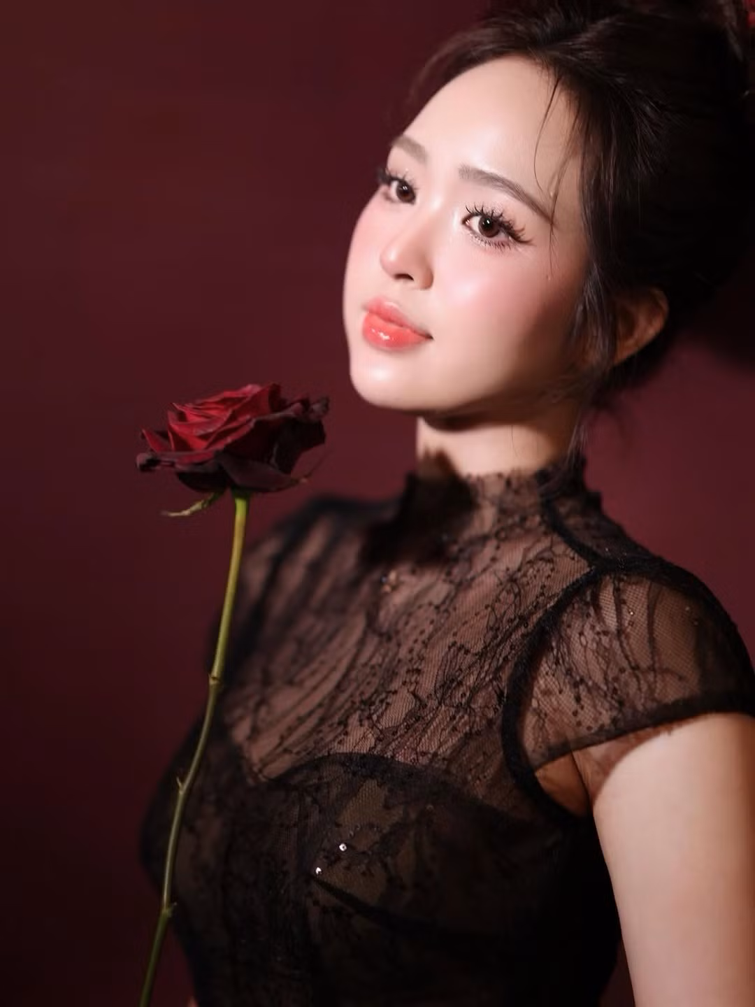 Mới đây, trên trang cá nhân, hot girl Lê Phương Anh vừa đăng tải loạt ảnh đi dự tiệc cưới với dòng trạng thái đầy hài hước: "Mỗi lần đi đám cưới về lại muốn lấy chồng... ý là chỉ lúc đó thuii". Ngay lập tức, nhan sắc "không tì vết" của cô nàng đã chiếm trọn tâm điểm. (Ảnh: IGNV)