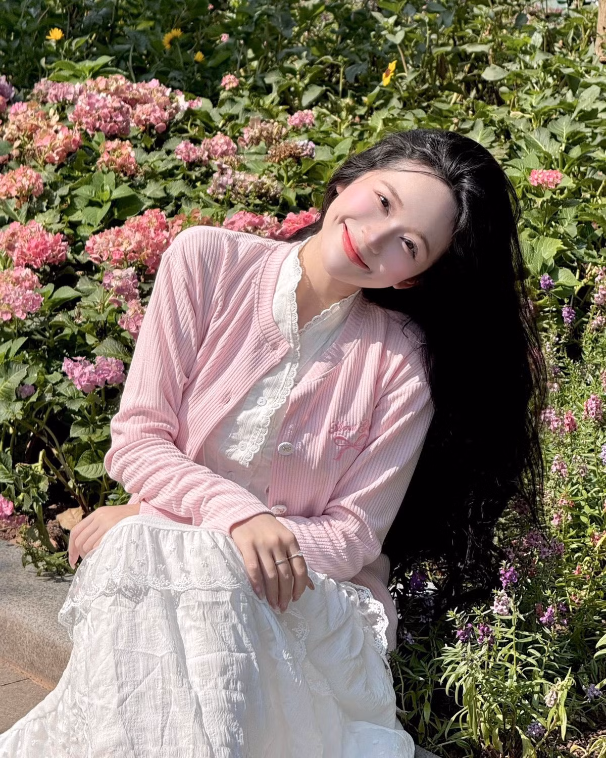 Ở phần bình luận, nhiều người không khỏi xuýt xoa trước nhan sắc của Karty Chang: "Xinh quá đi nàng ơi", "Xinh mê quá chị iu ưi", "Công chúa bước ra từ cổ tích". (Ảnh: FBNV)