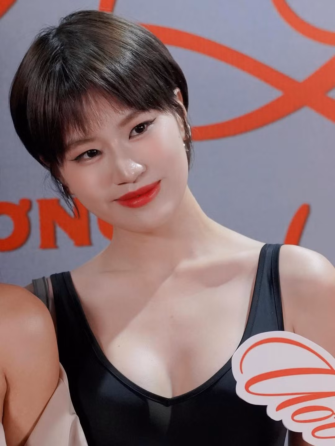 Ngay khi loạt ảnh được đăng tải, ở phần bình luận, nhiều người đã ngay lập tức nhận ra giao diện lần này của cô nàng có phần hao hao nữ diễn viên đình đám Hàn Quốc Song Hye Kyo: "Ôi Song Hye Kyo phiên bản Việt à", "Trời ơi nhìn tưởng song hye kyo luôn á".