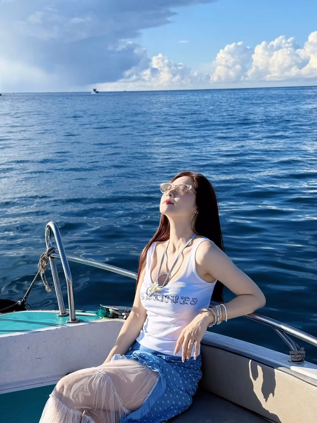 Nguyễn Bùi Nam Phương, được mệnh danh là "hot girl má lúm" đình đám, vừa khiến cộng đồng mạng xao xuyến khi đăng tải loạt ảnh thả dáng trên du thuyền. (Ảnh: FBNV)