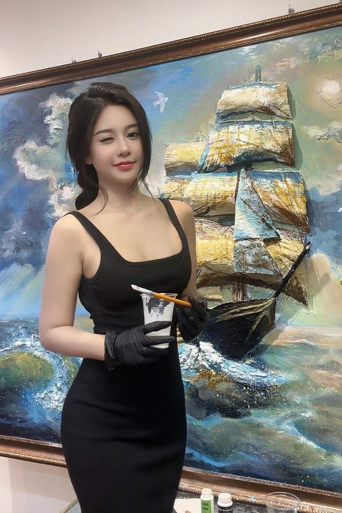 Trong cộng đồng những người yêu nghệ thuật gần đây, cái tên Phan Minh Thư (hay còn được biết đến với biệt danh "nữ họa sĩ triệu view") đang trở thành tâm điểm của sự chú ý. Không chỉ gây ấn tượng bởi những tác phẩm tranh đắp nổi 3D cầu kỳ, cô nàng còn vướng phải không ít ý kiến trái chiều về phong cách thời trang khi làm việc. (Ảnh: FBNV)