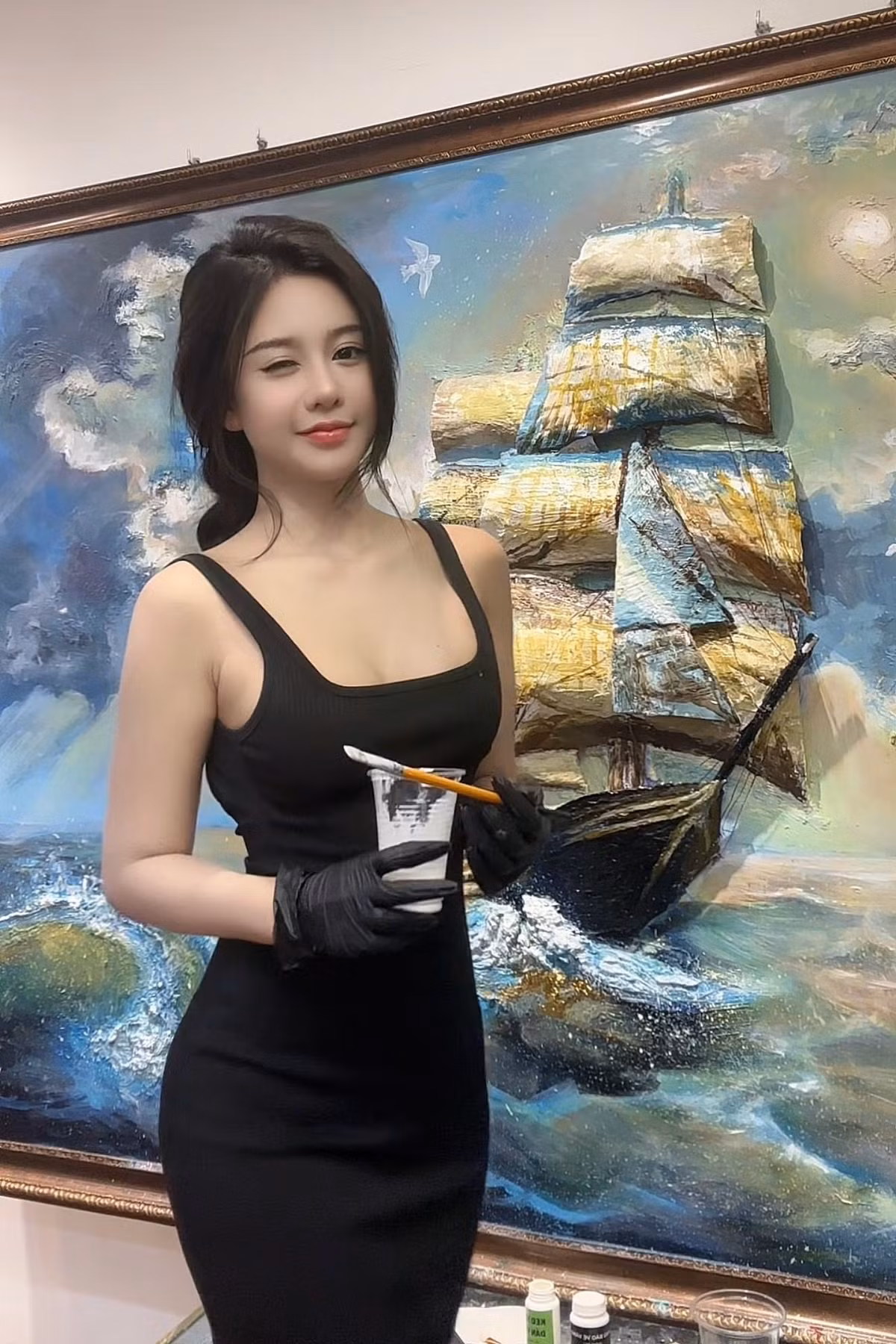 Trong cộng đồng những người yêu nghệ thuật gần đây, cái tên Phan Minh Thư (hay còn được biết đến với biệt danh "nữ họa sĩ triệu view") đang trở thành tâm điểm của sự chú ý. Không chỉ gây ấn tượng bởi những tác phẩm tranh đắp nổi 3D cầu kỳ, cô nàng còn vướng phải không ít ý kiến trái chiều về phong cách thời trang khi làm việc. (Ảnh: FBNV)