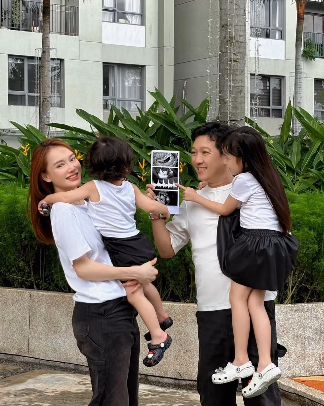 Sau khi có hai bé Destiny (2019) và bé Hope (2023), gia đình "Mười Khó" lại tiếp tục đón nhận niềm hạnh phúc lớn khi Nhã Phương xác nhận mang thai lần thứ ba ở tuổi 35, đúng dịp kỷ niệm 7 năm yêu nhau. (Ảnh: IG @nhaphuong205)