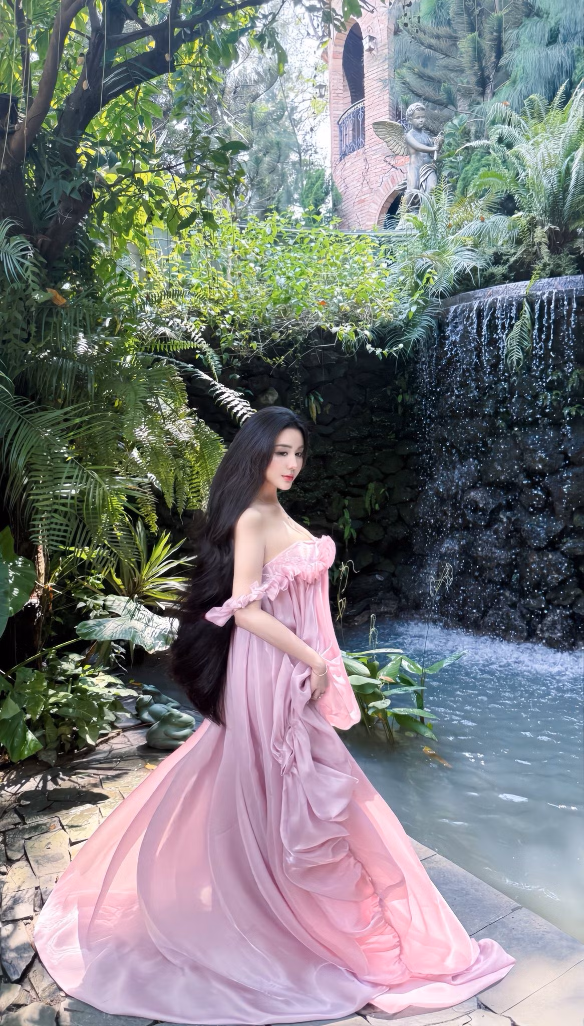 Loạt ảnh được chụp tại một khu vườn xanh mát, ngập tràn hoa và cây cối, với bối cảnh là một thác nước nhân tạo và những kiến trúc mang hơi hướng cổ điển. (Ảnh: IGNV)