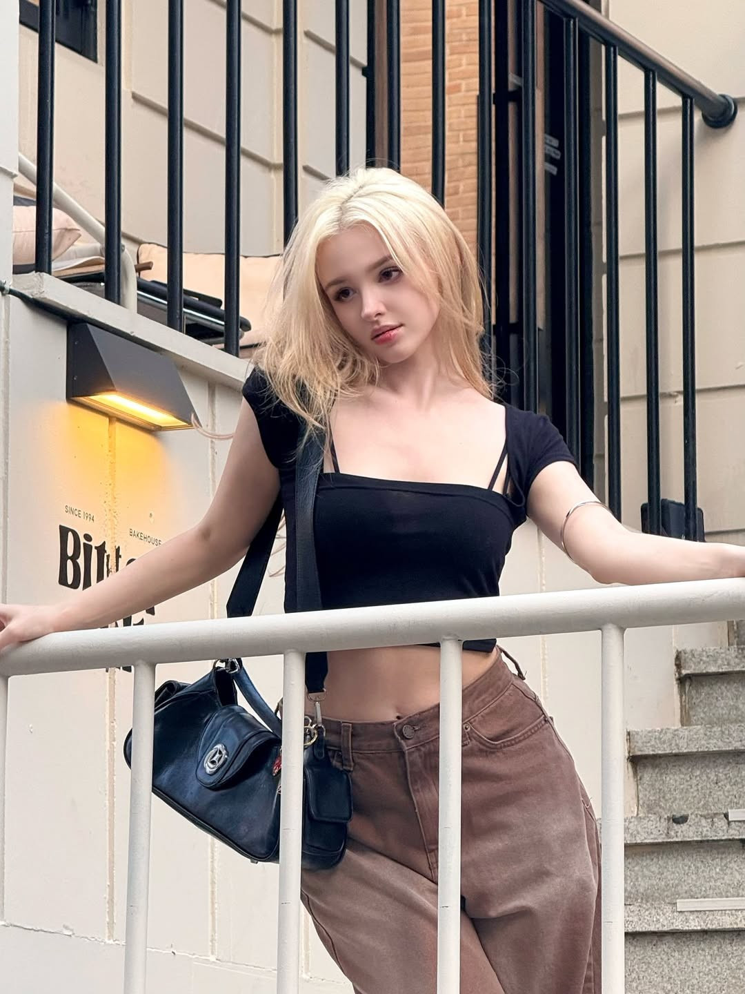 Điều khiến Karimova Elina trở nên nổi bật chính là nhan sắc "búp bê" khó cưỡng. Cô sở hữu gương mặt thanh tú, nhỏ nhắn, với các đường nét hài hòa như được chạm khắc. (Ảnh: IGNV)