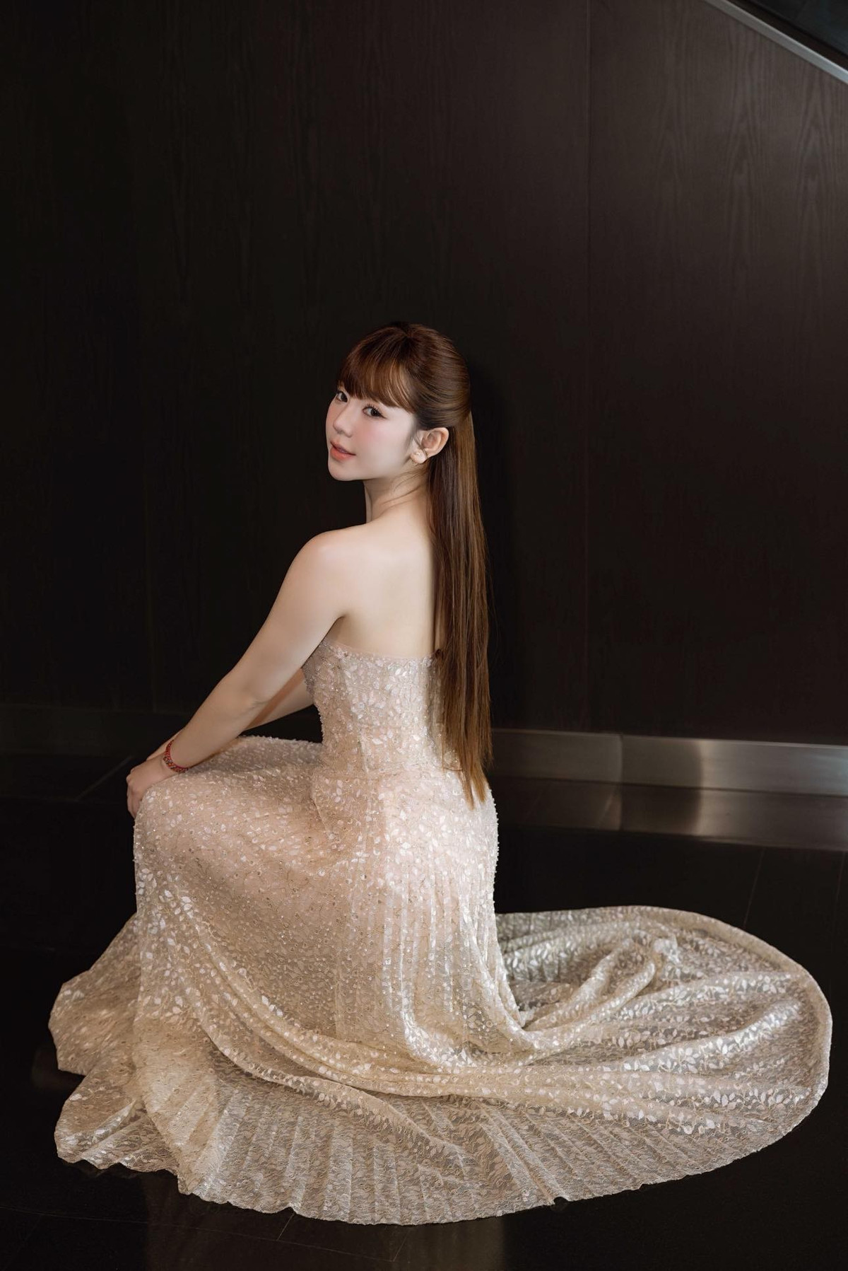 Dù ở bất kỳ góc máy nào, Quỳnh Kool cũng toát lên thần thái của một quý cô trưởng thành. Từ khoảnh khắc tạo dáng trước thang máy, tự tin bước đi trên bậc thang cuốn, cho đến lúc ngồi duyên dáng, tất cả đều thể hiện sự chuyên nghiệp và tự tin của một diễn viên đã có nhiều năm kinh nghiệm trong nghề.