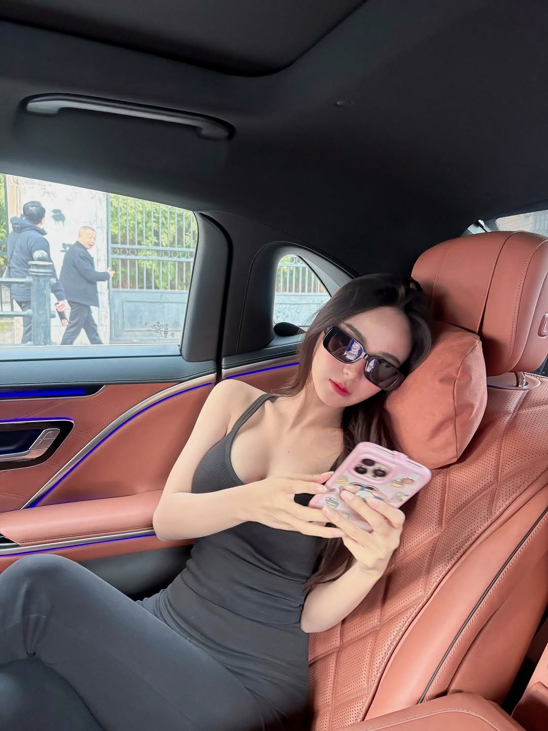 Chiếc kính râm bản to không chỉ giúp cô nàng che chắn ánh nắng mà còn là điểm nhấn hoàn hảo cho gương mặt thanh tú. (Ảnh: IGNV)