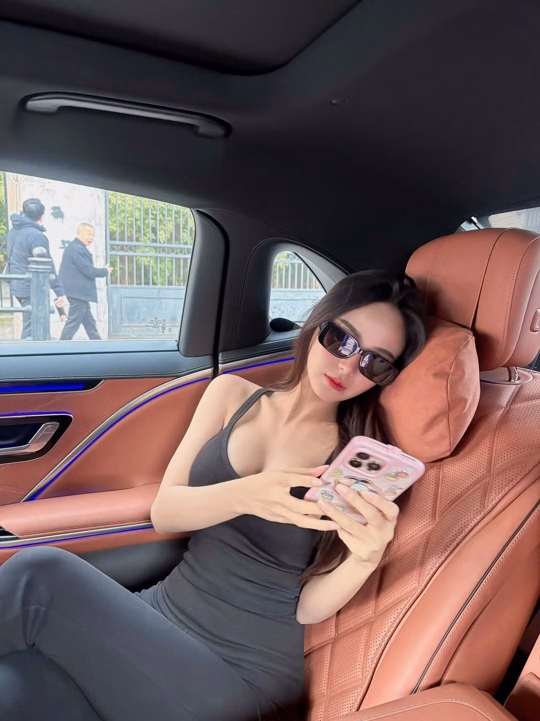 Chiếc kính râm bản to không chỉ giúp cô nàng che chắn ánh nắng mà còn là điểm nhấn hoàn hảo cho gương mặt thanh tú. (Ảnh: IGNV)