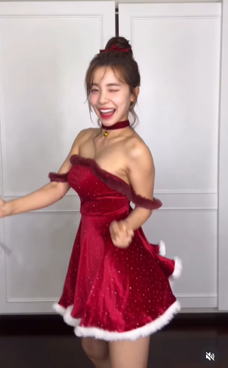 Những điệu nhảy của cô nàng khiến người hâm mộ phải xuýt xoa Lee Da Hye chính là "nữ thần" mang lại không khí Giáng sinh nóng bỏng và rực rỡ nhất trong năm nay.