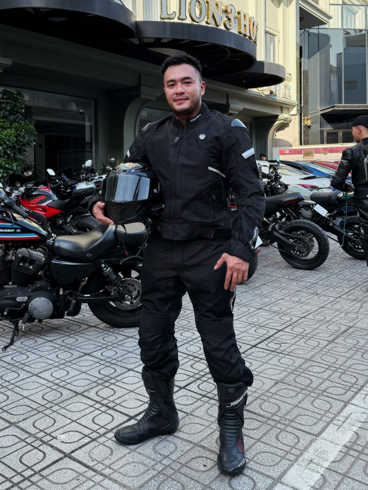 Bài đăng của Khuyến Dương nhận được bão tương tác từ phía người hâm mộ. Nhiều người không khỏi bày tỏ sự bất ngờ: "Mọi thứ hoá điên với chồng ngày hôm nay", "Ơi là chời bà chị tao khôi phục cài đặt gốc", "đủ wow rồi đó", "thật luôn hả chị".