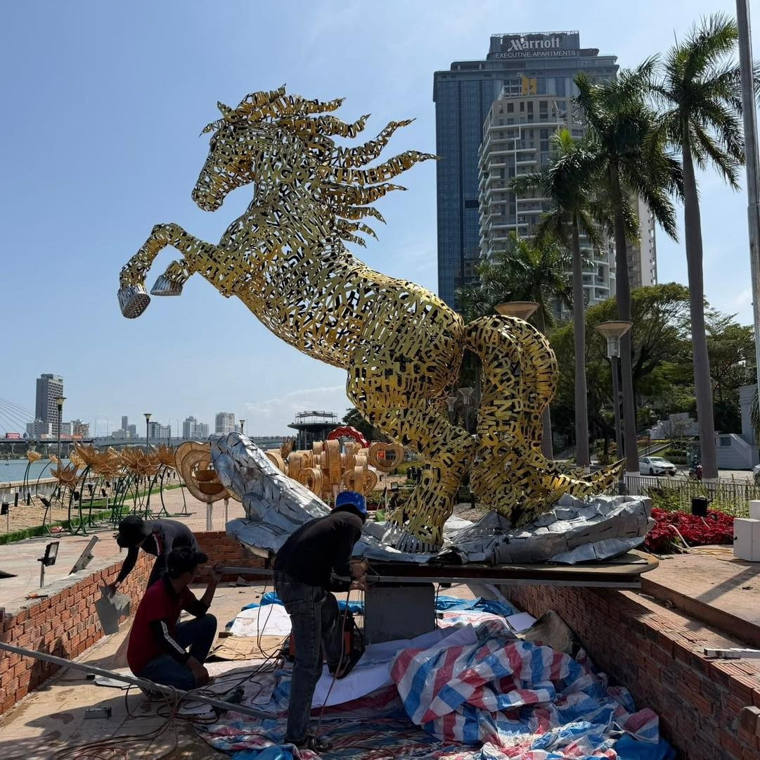 Những cái tên quen thuộc như Hải Châu, Thanh Khê, Hòa Vang, Hoàng Sa... được sắp xếp khéo léo, tạo nên các đường cơ bắp rắn rỏi và thần thái uy nghi cho linh vật.