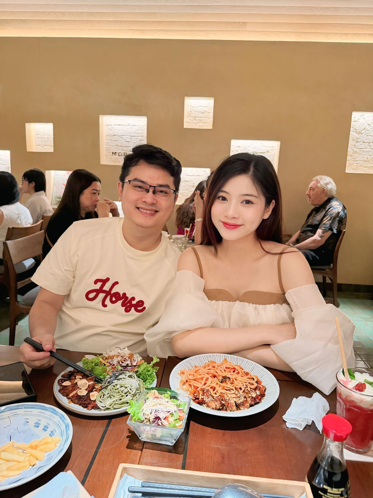 Trong thai kỳ, cô được gia đình chăm sóc chu đáo với chế độ dinh dưỡng và nghỉ ngơi hợp lý. Nam Phương cùng ông xã là streamer nổi tiếng WinD thường xuyên đi du lịch cùng nhau đến nhiều địa điểm. (Ảnh: FBNV)