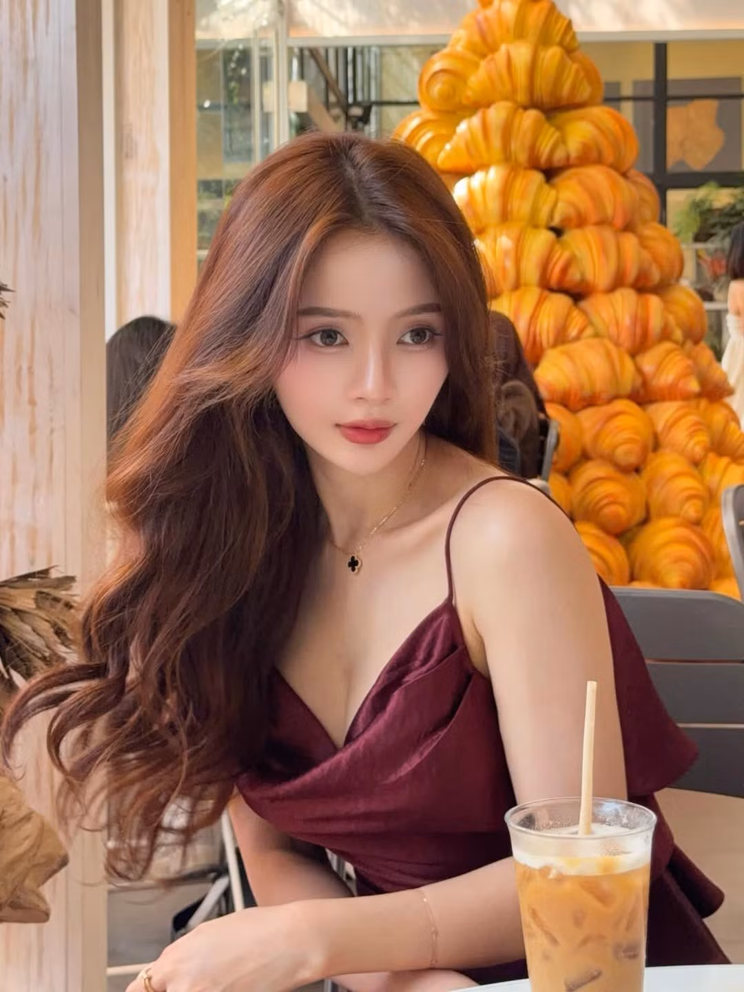 Lê Lý Lan Hương, cái tên đã quá quen thuộc với biệt danh "hot girl ảnh thẻ" từng gây sốt cộng đồng mạng một thời, gần đây lại khiến người hâm mộ xao xuyến khi khoe loạt ảnh cá nhân với phong cách quyến rũ, trưởng thành hơn. (Ảnh: IGNV)