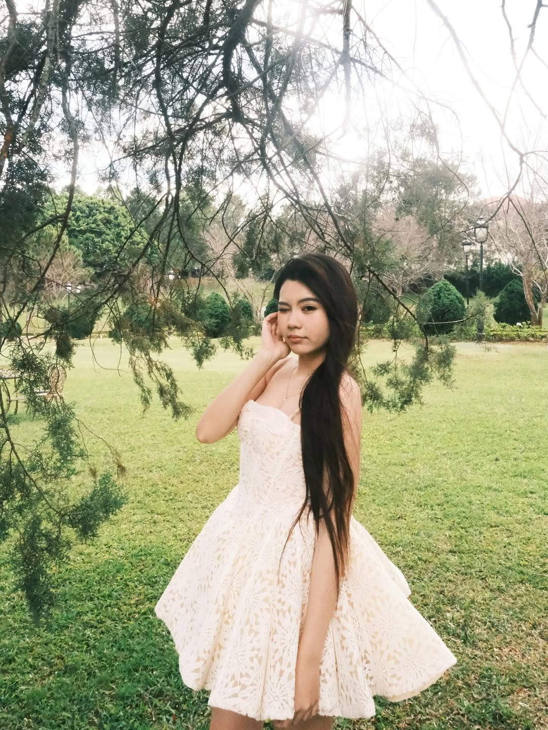 Đi kèm với loạt ảnh, Hạt Dẻ đăng tải dòng trạng thái vừa nhẹ nhàng, vừa mang nét nũng nịu của cô con gái nhỏ: "Công chúa của ba Linh, mẹ Thảo". (Ảnh: IGNV)