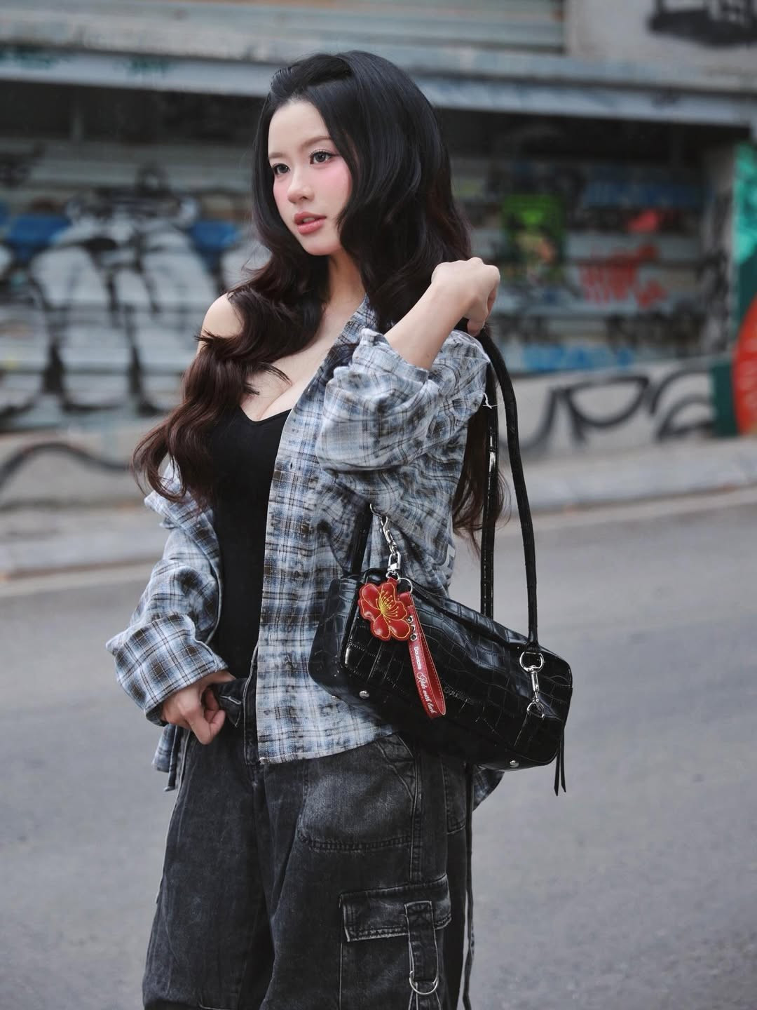 Trong loạt ảnh vừa chia sẻ, Hàn Hằng chọn cho mình outfit mang hơi hướng streetwear năng động nhưng không kém phần quyến rũ. (Ảnh: IGNV)