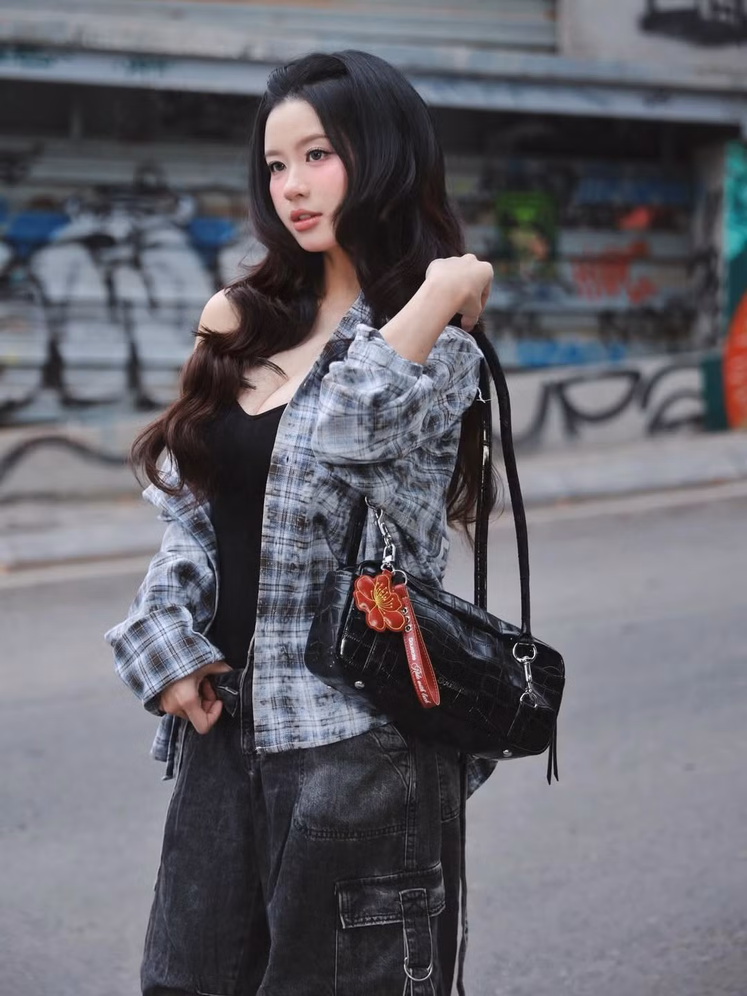 Trong loạt ảnh vừa chia sẻ, Hàn Hằng chọn cho mình outfit mang hơi hướng streetwear năng động nhưng không kém phần quyến rũ. (Ảnh: IGNV)