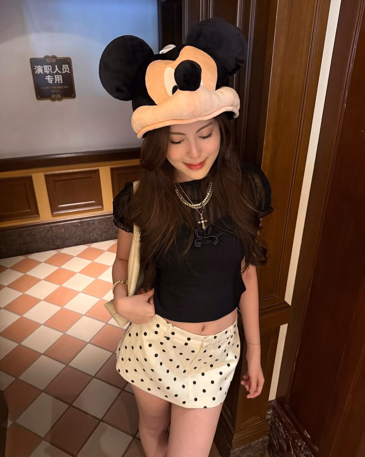 Không chỉ sở hữu nhan sắc nổi bật, Mỹ Hàn còn ghi điểm với thần thái tự tin và gu thời trang biến hóa linh hoạt. Dù là phong cách nữ tính, cá tính hay ngọt ngào như lần này, cô nàng đều dễ dàng “cân đẹp”.