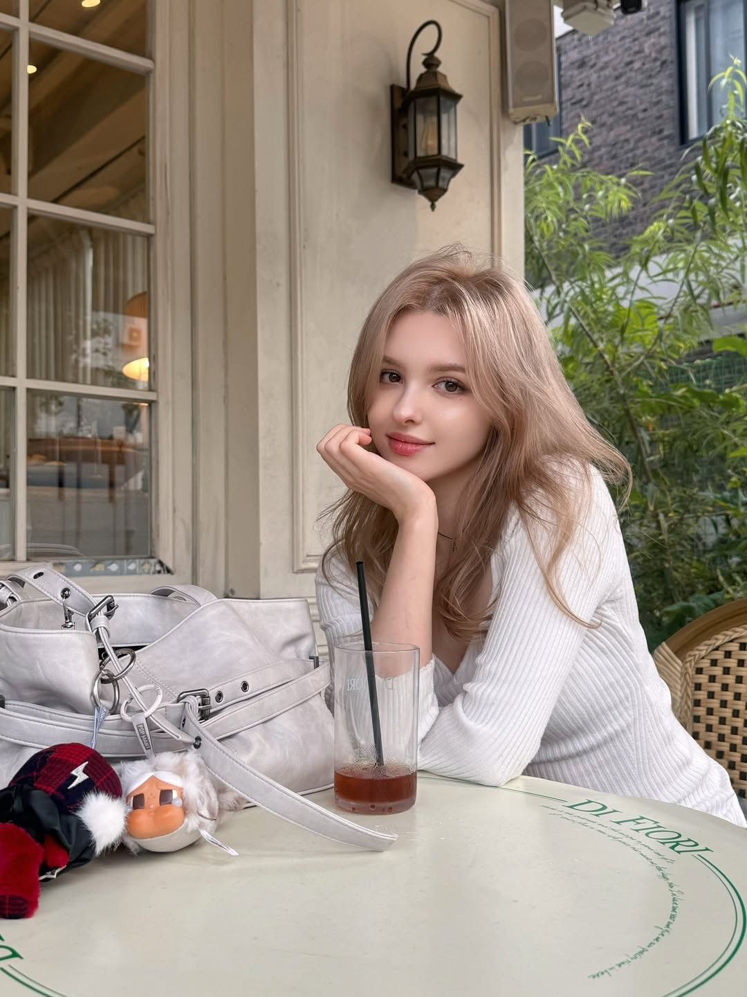 Đôi mắt to tròn, long lanh cùng sống mũi cao thẳng tắp chuẩn mực của nét đẹp châu Âu. Đôi môi căng mọng, quyến rũ, luôn là điểm nhấn nổi bật trong phong cách trang điểm của cô, cùng với làn da trắng hồng, căng mọng, mịn màng. (Ảnh: IGNV)