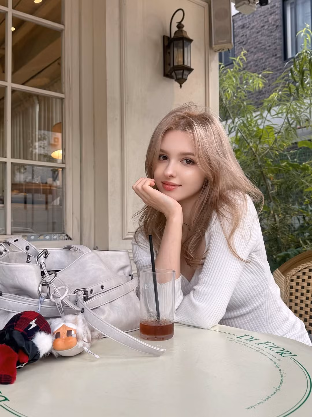 Đôi mắt to tròn, long lanh cùng sống mũi cao thẳng tắp chuẩn mực của nét đẹp châu Âu. Đôi môi căng mọng, quyến rũ, luôn là điểm nhấn nổi bật trong phong cách trang điểm của cô, cùng với làn da trắng hồng, căng mọng, mịn màng. (Ảnh: IGNV)