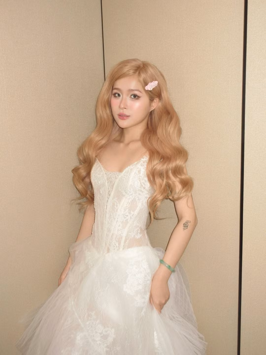 Mới đây, Tiktoker Chao (tên thật Nguyễn Châu Anh), đã khiến cả cộng đồng mạng "chao đảo" khi xuất hiện với bộ ảnh hóa thân thành "búp bê sống" cực kỳ ấn tượng.