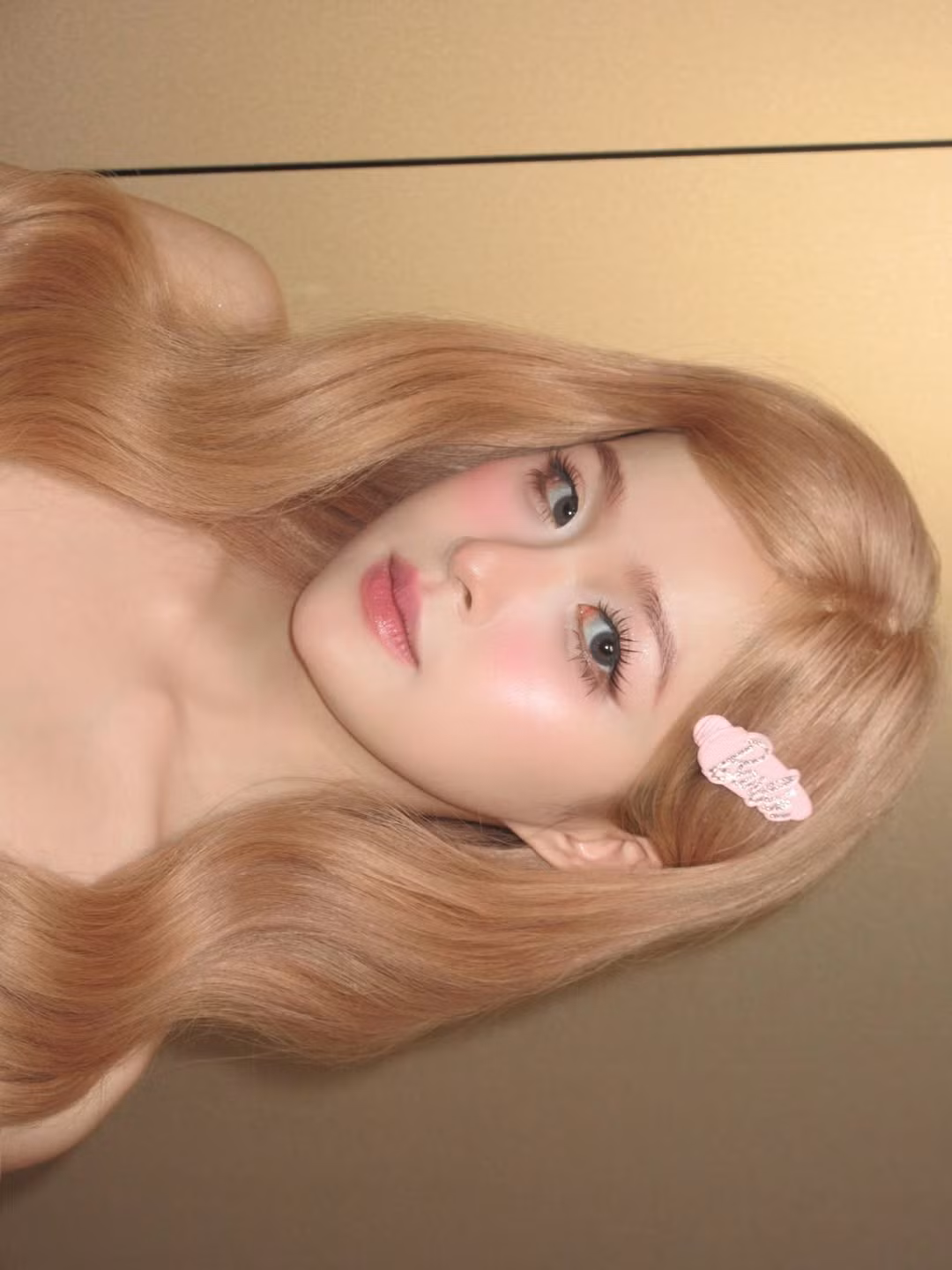 Cô nàng còn khéo léo khoe hình xăm nhỏ ở bắp tay và chiếc vòng ngọc bích màu xanh nổi bật, tạo thêm nét cá tính cho tổng thể "nàng búp bê" đầy dịu dàng.