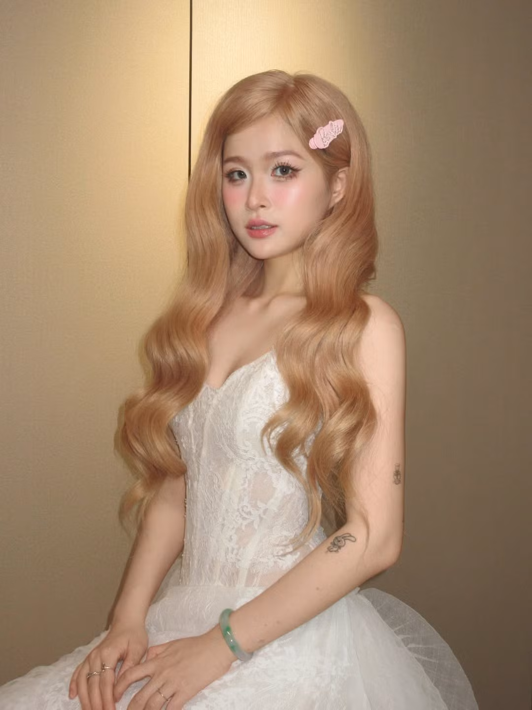 Lối trang điểm của Chao cũng góp phần tạo nên tổng thể "búp bê" hoàn hảo: đôi mắt to tròn được nhấn nhá bằng hàng mi cong vút, gò má ửng hồng và đôi môi căng mọng, ngọt ngào.