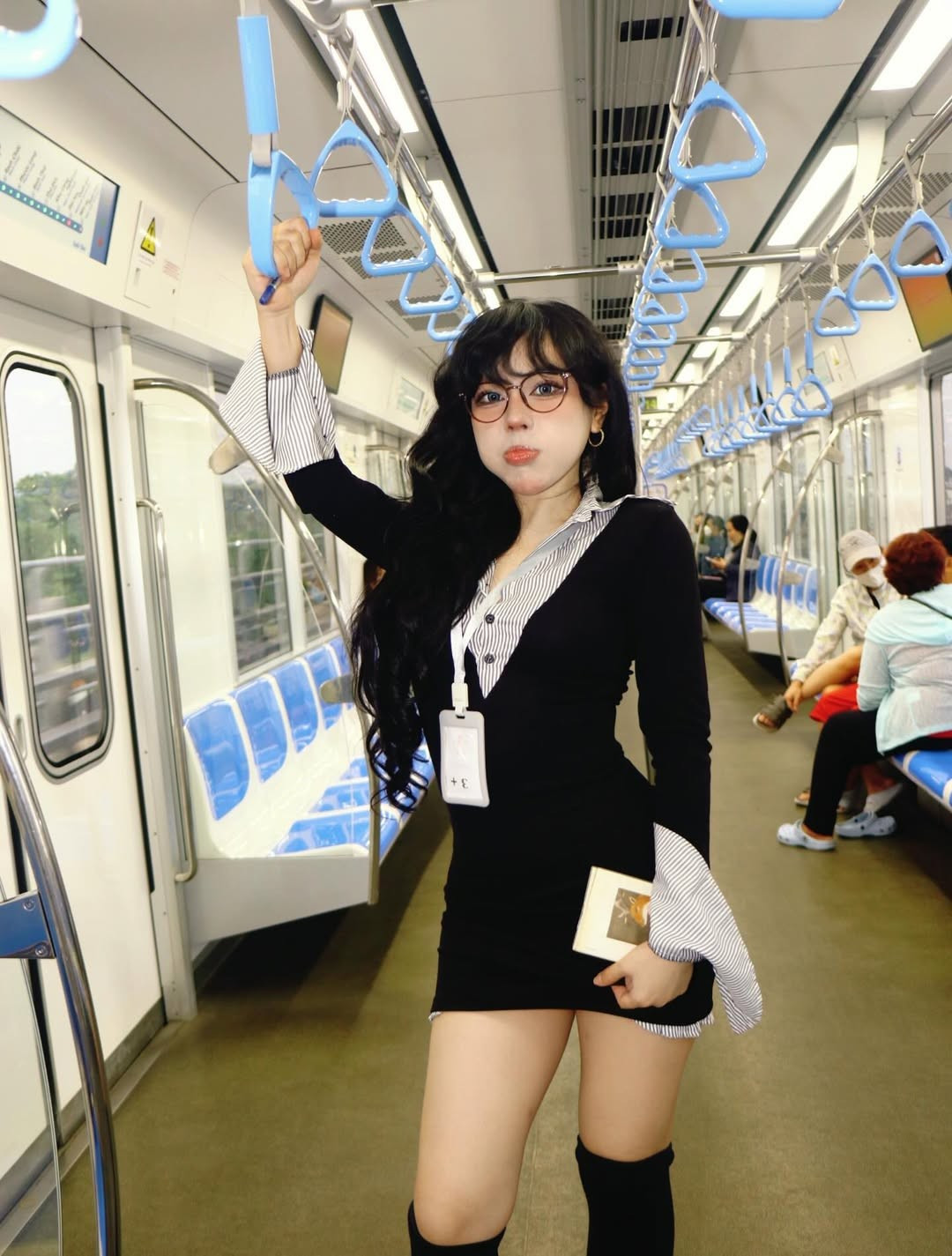 Điểm nhấn giúp "giao diện" này trở nên hoàn hảo chính là chiếc kính mắt gọng tròn trí thức, bảng tên nhân viên và đôi tất cao quá gối. Sự kết hợp giữa vẻ ngoài thanh lịch của một nhân viên văn phòng và sự quyến rũ, hiện đại đặc trưng của Bảo Khuyên tạo nên một tổng thể vừa lạ vừa cuốn hút. (Ảnh: IGNV)