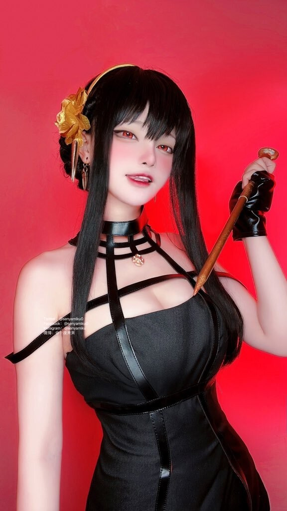 Senyamiku được biết đến là một nữ coser với những màn hóa thân độc đáo, với sự đầu tư tỉ mỉ, chỉn chu từ trang phục, cách làm tóc cho đến thần thái. (Ảnh: IG @senyamiku)