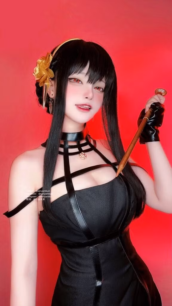 Senyamiku được biết đến là một nữ coser với những màn hóa thân độc đáo, với sự đầu tư tỉ mỉ, chỉn chu từ trang phục, cách làm tóc cho đến thần thái. (Ảnh: IG @senyamiku)