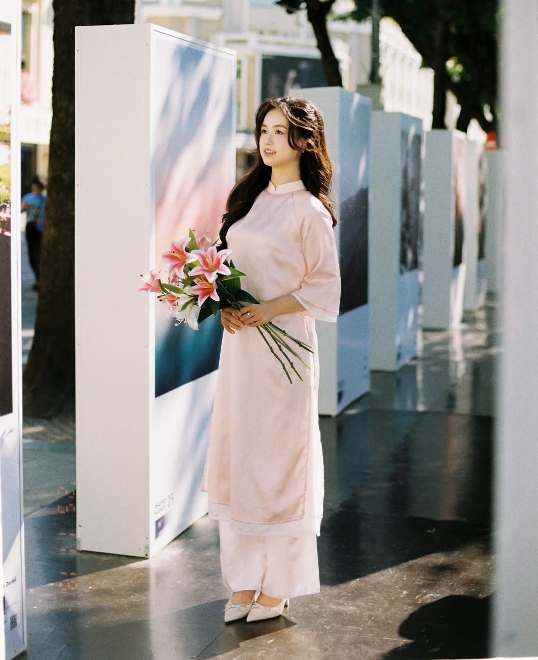 Sự kết hợp giữa vẻ đẹp truyền thống của áo dài và bối cảnh đậm chất văn hóa, cuộc sống thường nhật tạo nên những bức ảnh giàu cảm xúc và ý nghĩa. (Ảnh: IGNV)