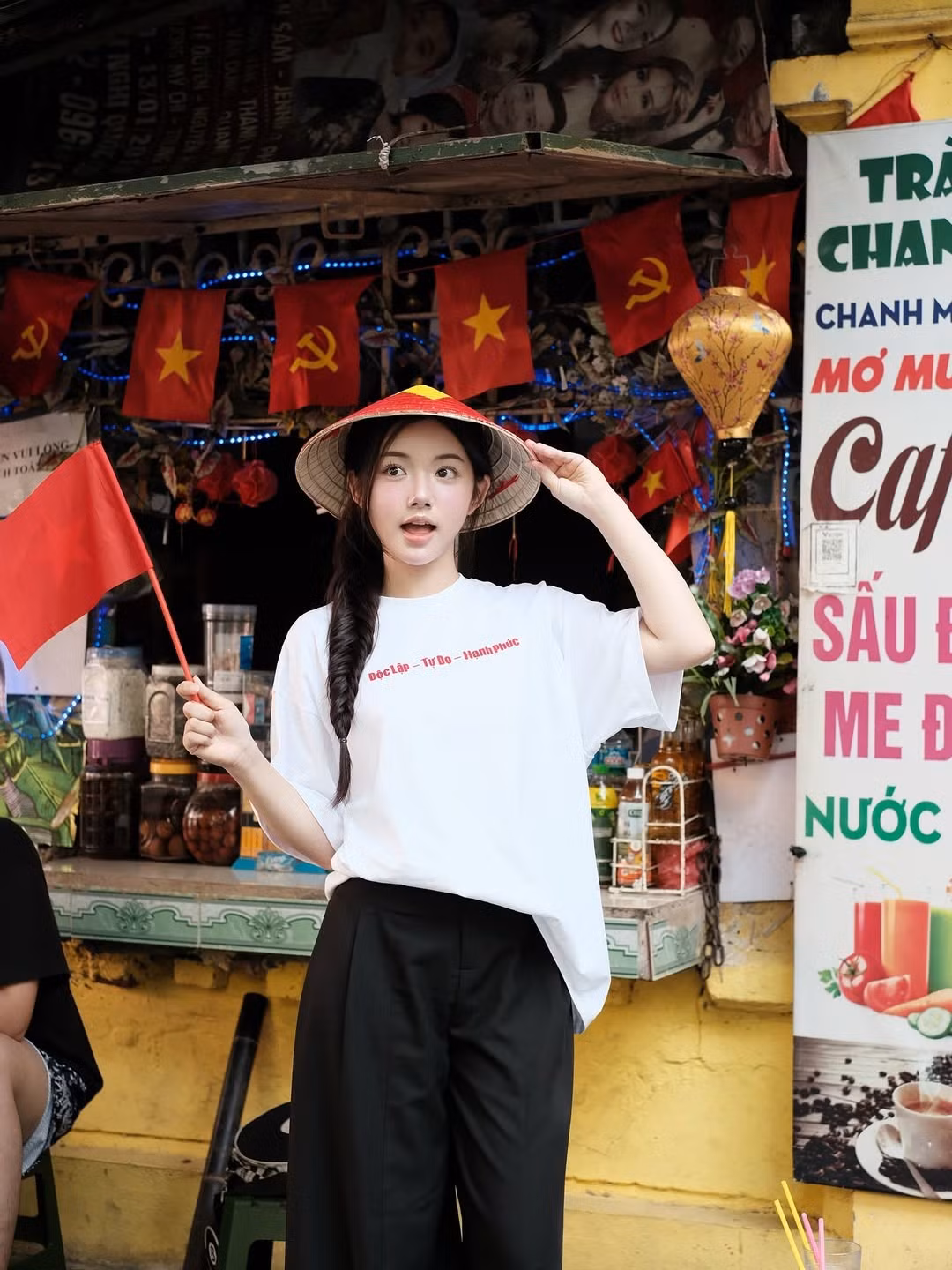 Cô khéo léo đội chiếc nón lá truyền thống, tạo điểm nhấn nổi bật trên mái tóc tết bím gọn gàng. (Ảnh: @_ttqueen)