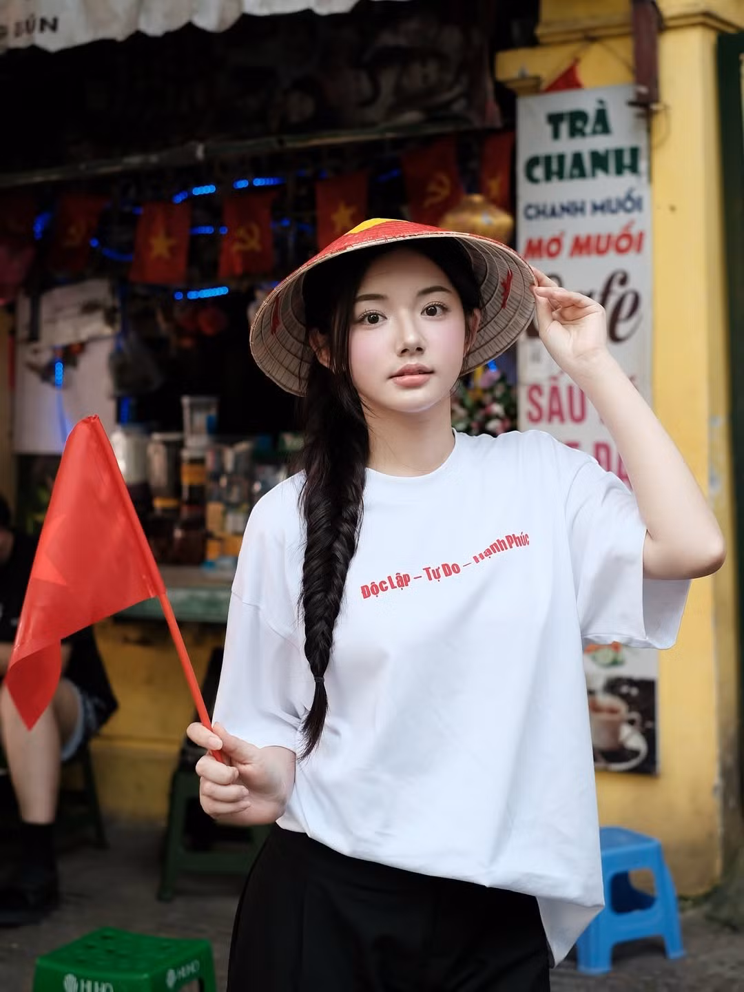 Trước thềm Quốc khánh 2/9, nhiều gương mặt hot girl nổi tiếng đã hòa mình vào không khí tưng bừng của ngày lễ lớn bằng những bộ ảnh đầy ấn tượng. Với trang phục và phụ kiện mang đậm dấu ấn dân tộc, Quỳnh Trương, Phan Uyên Nhi, và Đỗ Vân Anh đã mang đến những khoảnh khắc check-in vừa duyên dáng, vừa rực rỡ. (Ảnh: @_ttqueen)