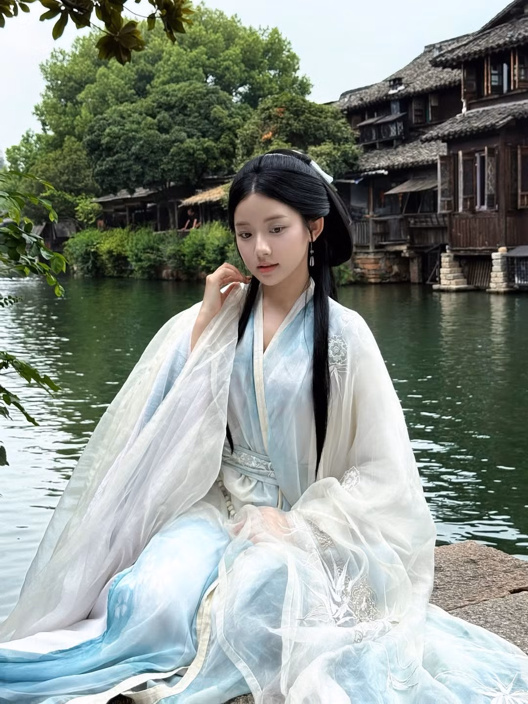 Mới đây, Quỳnh Trương đã khiến cộng đồng mạng "rần rần" khi chia sẻ bộ ảnh cổ trang tuyệt đẹp được chụp tại cổ trấn Ô Trấn (Wuzhen) - một trong những điểm đến du lịch nổi tiếng nhất của Trung Quốc. (Ảnh: IGNV)