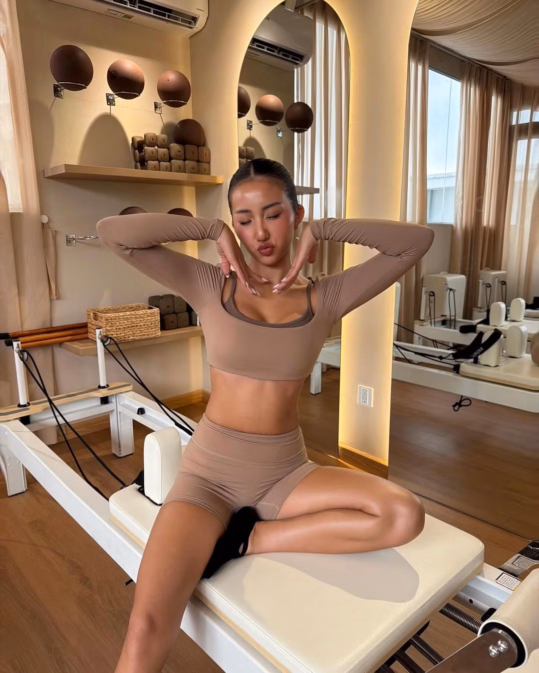 Trong bộ ảnh mới nhất, Huyền 2k4 diện set đồ tập bó sát, tông màu nâu nude thời thượng, làm nổi bật làn da nâu khỏe khoắn và những nỗ lực "độ dáng" của mình. (Ảnh: IGNV)