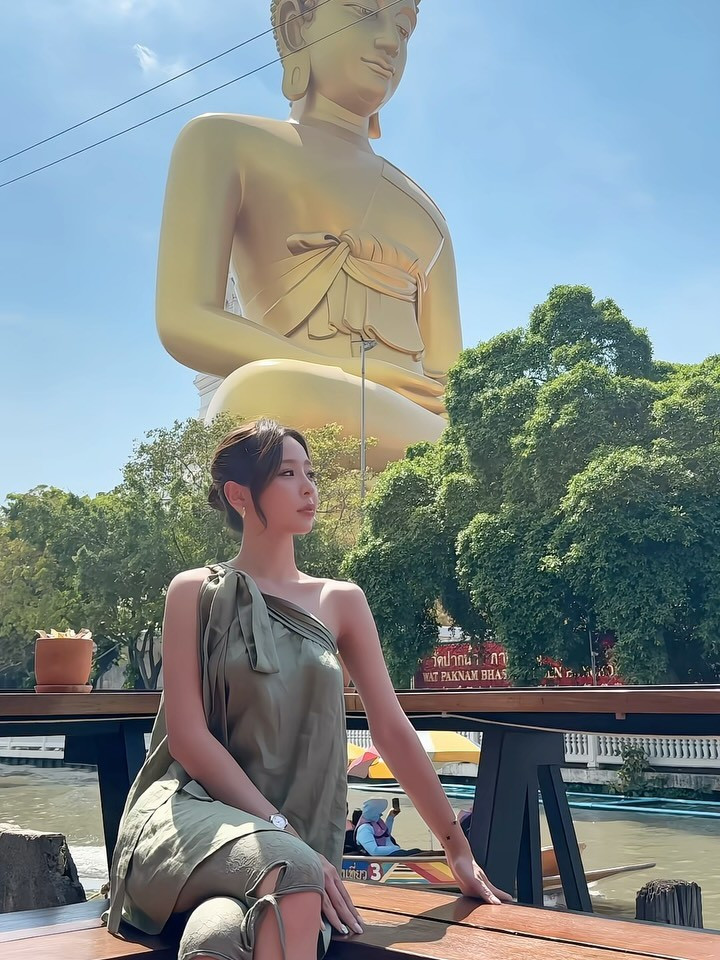 Trong loạt ảnh, Tammy Phạm xuất hiện với diện mạo vô cùng xinh đẹp và thanh lịch. Cô lựa chọn bộ trang phục tone màu xanh bơ dịu mắt, thiết kế lệch vai hiện đại nhưng vẫn giữ được sự tinh tế, phù hợp với không gian linh thiêng. (Ảnh: IGNV)