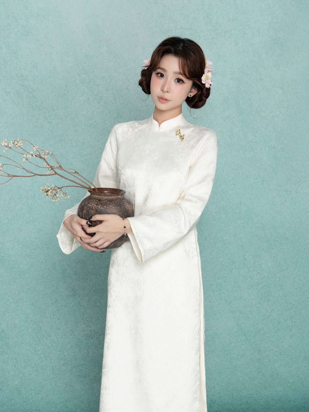 Mái tóc được tạo kiểu ấn tượng cùng phụ kiện là những cành hoa khô mộc mạc đã tạo nên một tổng thể vừa cổ điển, vừa mang hơi thở của sự bình yên những ngày cuối năm. (Ảnh: IGNV)