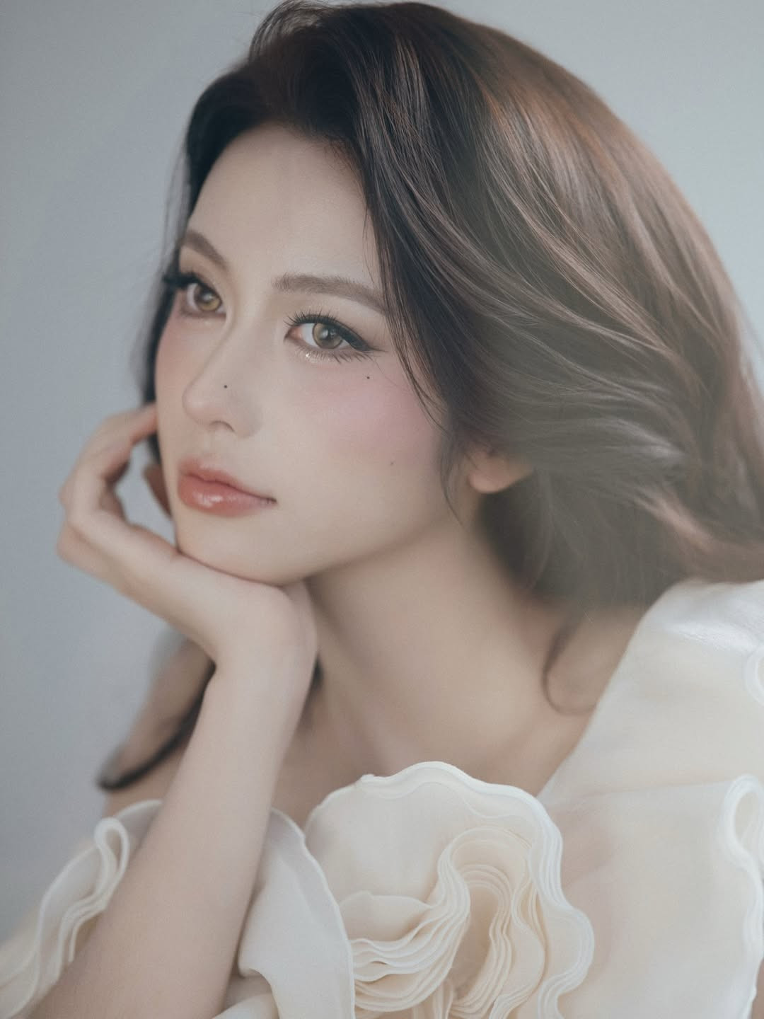 Khác với phong cách tươi cười rạng rỡ thường thấy của các hot girl, nàng Tiktoker chọn lối diễn xuất lạnh lùng, "sang chảnh", tạo nên một sức hút ma lực đúng chất "Tô Đát Kỷ". (Ảnh: IGNV)