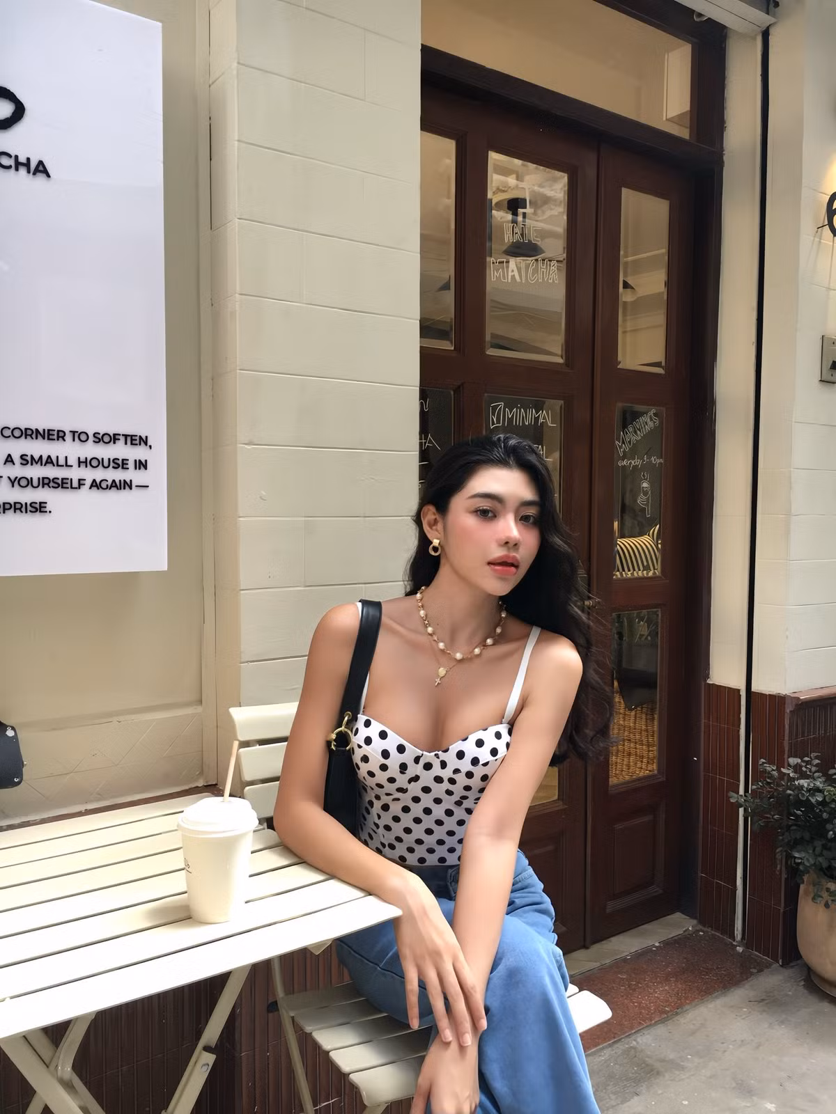 Lê Bảo Nghi luôn biết cách làm mới mình qua nhiều concept khác nhau, từ "nàng thơ trong mưa" lãng mạn, ngọt ngào cho đến cô thư ký công sở sexy, cá tính. (Ảnh: FBNV)