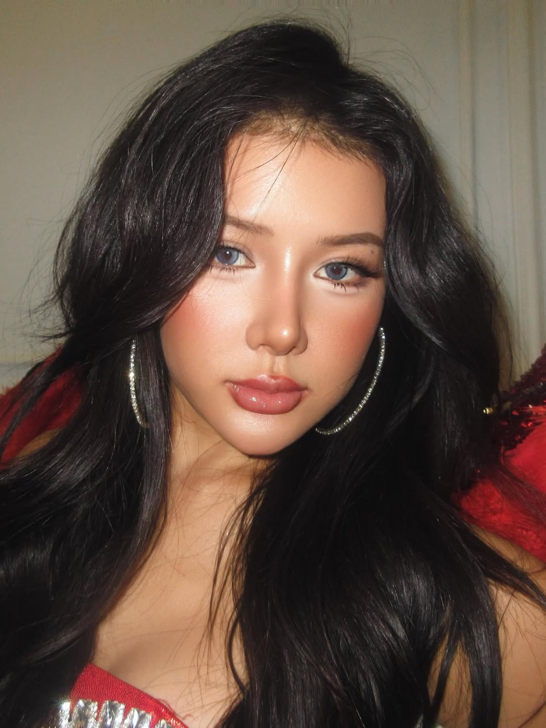 Nổi lên như một hiện tượng với những vũ điệu "bánh cuốn" trên Tiktok, Xuân Ca trong năm qua đã có sự chuyển mình mạnh mẽ về phong cách. Cô nàng tích cực lăng xê những lối makeup sắc sảo, phương Tây hơn với lens sáng màu và môi tều quyến rũ.