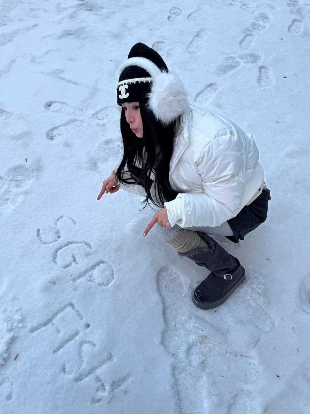 Dòng chữ "SGP Fish" hiện lên rõ mồn một giữa lớp tuyết trắng. Đây không phải ai xa lạ mà chính là Lương Hoàng Phúc - "ngôi sao" đường giữa của đội tuyển Liên Quân Mobile lừng danh Saigon Phantom, đồng thời là bạn trai đã công khai từ lâu của cô nàng. (Ảnh: IGNV)